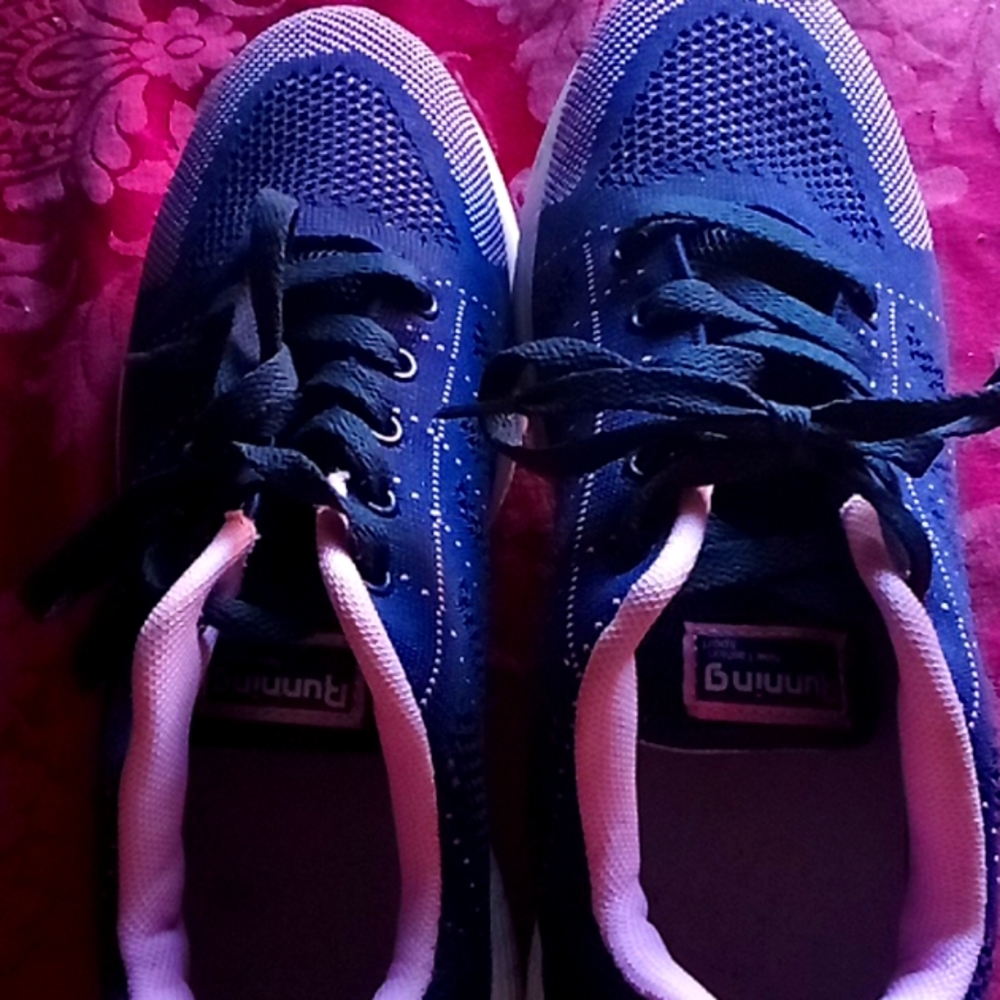 Tennis shoes